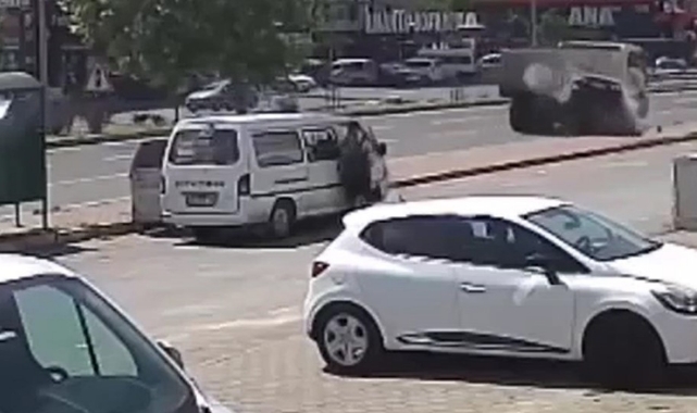 OTOMOBİL, KAMYONUN ARKASINA BÖYLE GİRDİ