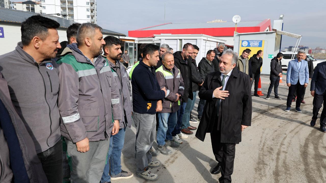 BAŞKAN YALÇIN PERSONELLE KUCAKLAŞTI