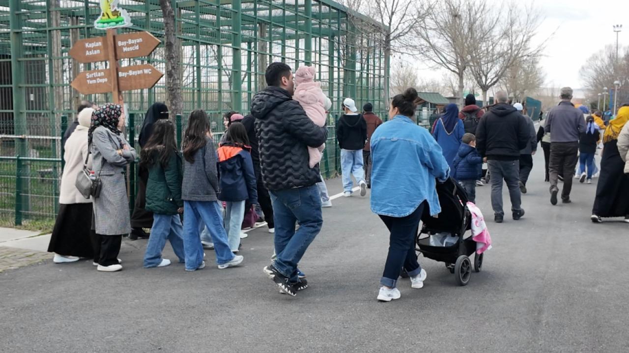 BÜYÜKŞEHİRİN HAYVANAT BAHÇESİ BAYRAMDA DOLDU TAŞTI