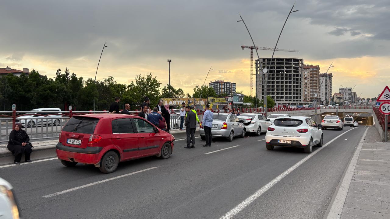 4 OTOMOBİL ÇARPIŞTI