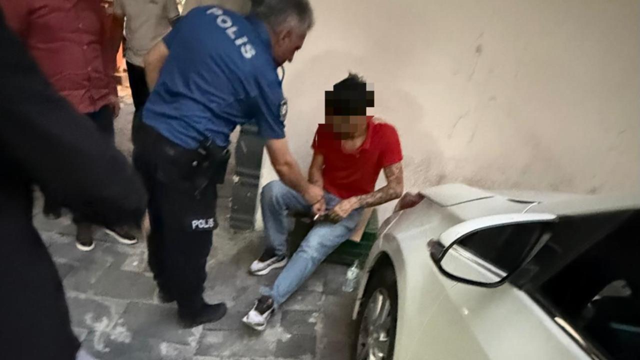 BIÇAKLA YARALANDI, ESNAFA SIĞINDI