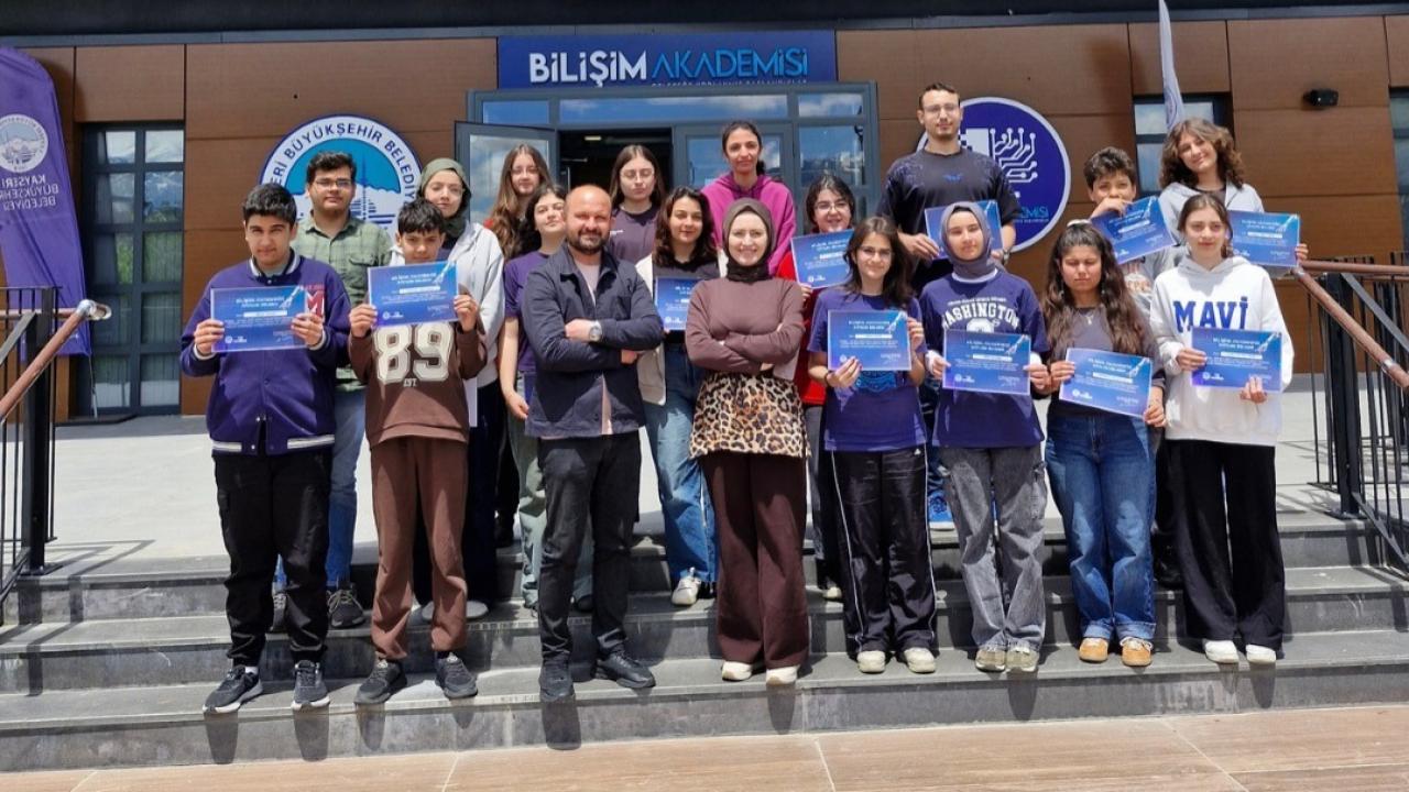 BİLİŞİM AKADEMİSİ’NDE BİR EĞİTİM DÖNEMİ DAHA BAŞARIYLA TAMAMLANDI