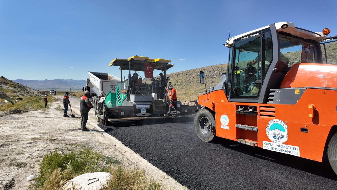 BÜYÜKŞEHİR’DEN 17,5 MİLYON TL’LİK SICAK ASFALT YATIRIMI