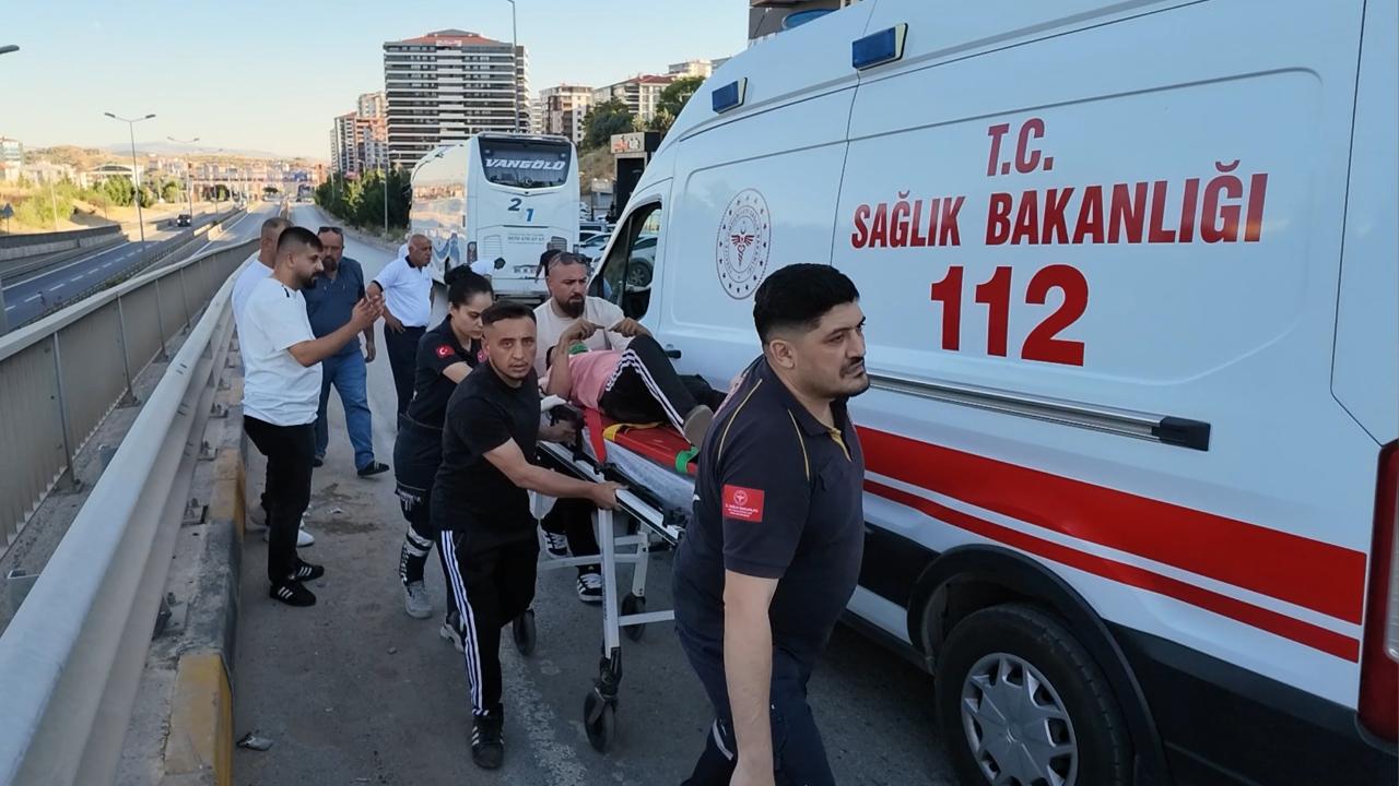 EHLİYETSİZ SÜRÜCÜ, OTOMOBİL VE YOLCU OTOBÜSÜNE ÇARPTI