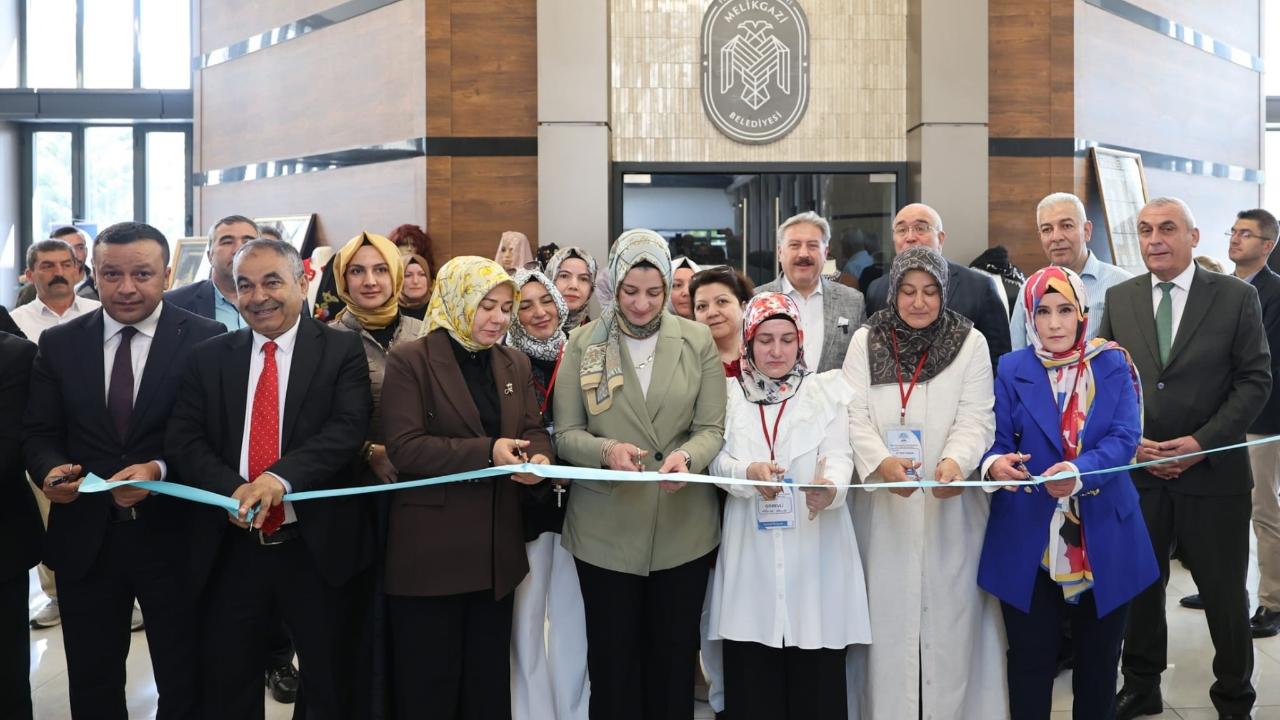 EL ÜRÜNLERİ SERGİSİ GÖZ KAMAŞTIRDI