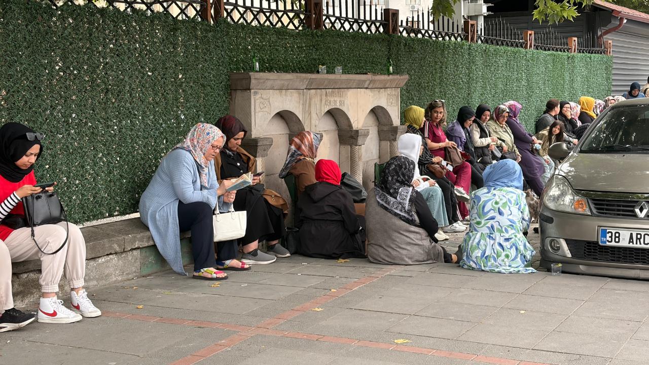 GEÇ KALDI GÖZYAŞLARINI TUTAMADI