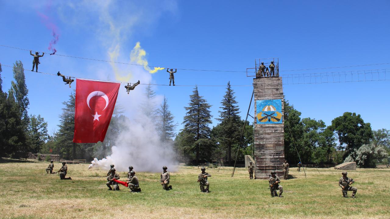 GÖSTERİLER NEFES KESTİ