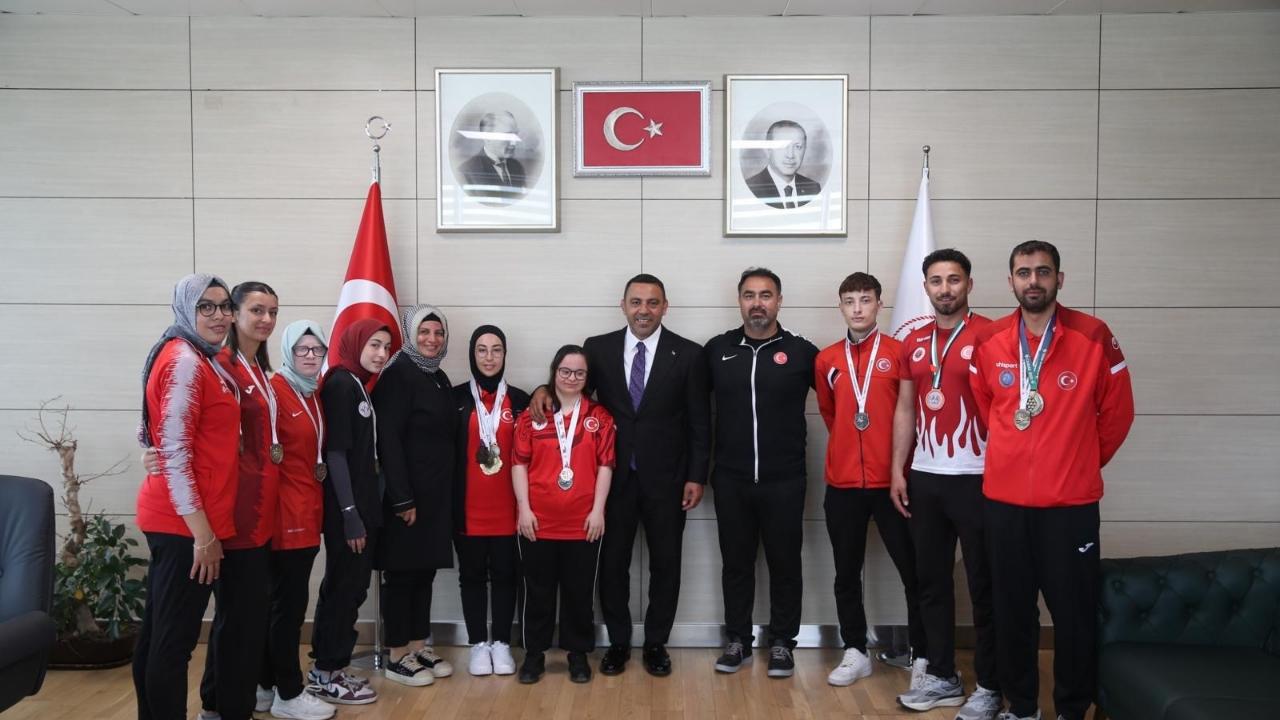 HAMZA YERLİKAYA ŞAMPİYONLARI AĞIRLADI