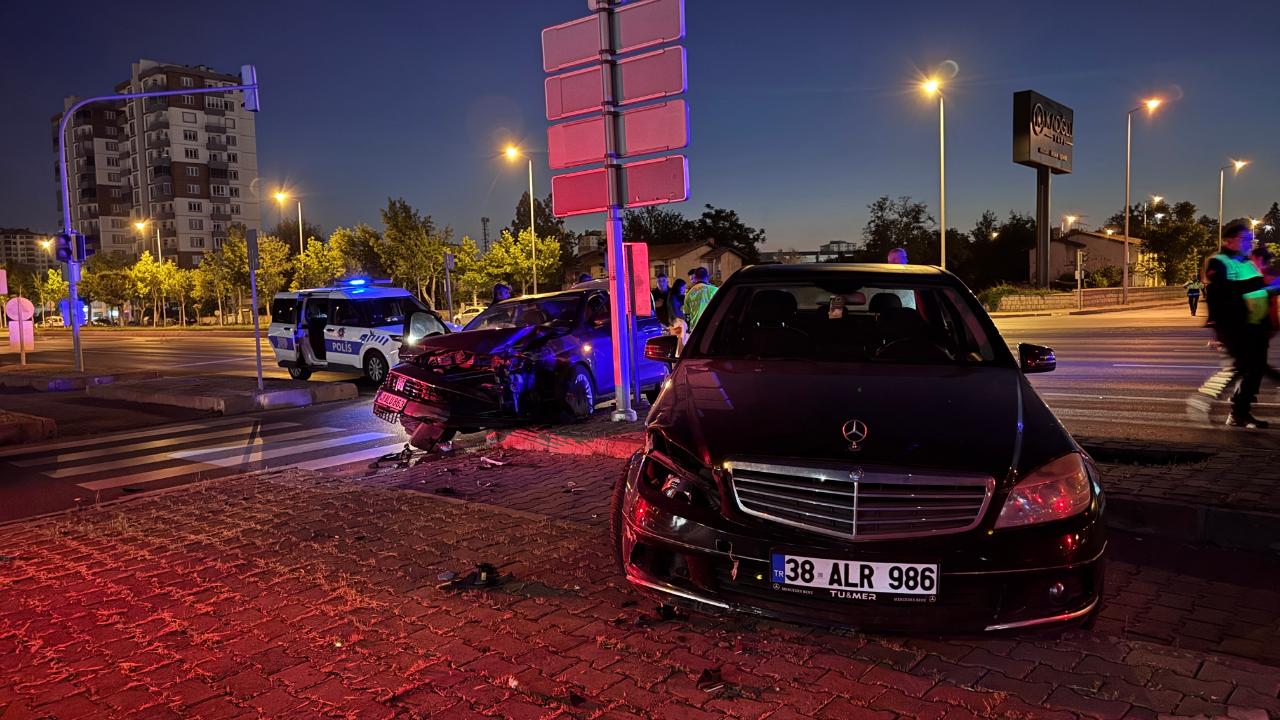 İKİ OTOMOBİL ÇARPIŞTI