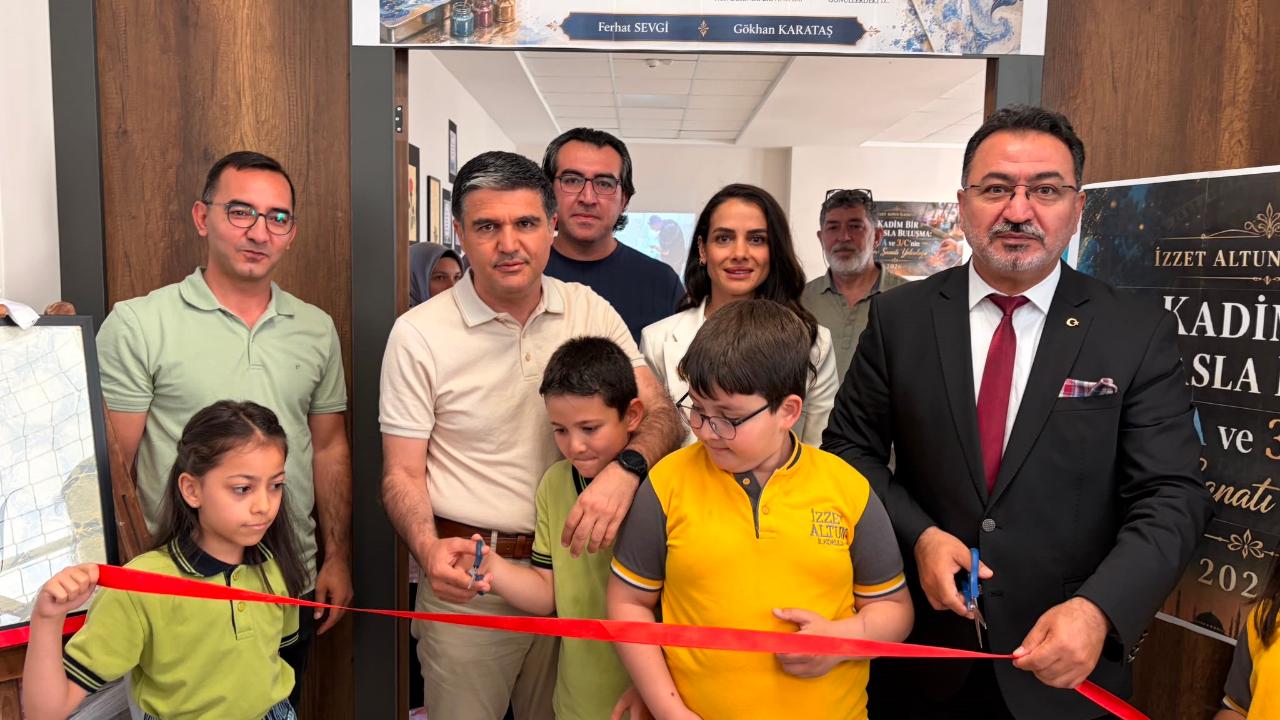İLOKUL ÖĞRENCİLERİ EBRU ESERLERİNİ SERGİLEDİ