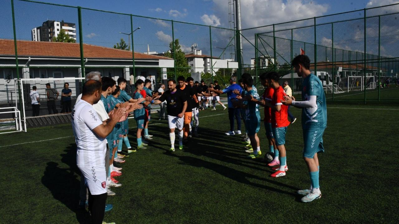 KALESPOR, ŞAMPİYON TAKIMI ALKIŞLADI