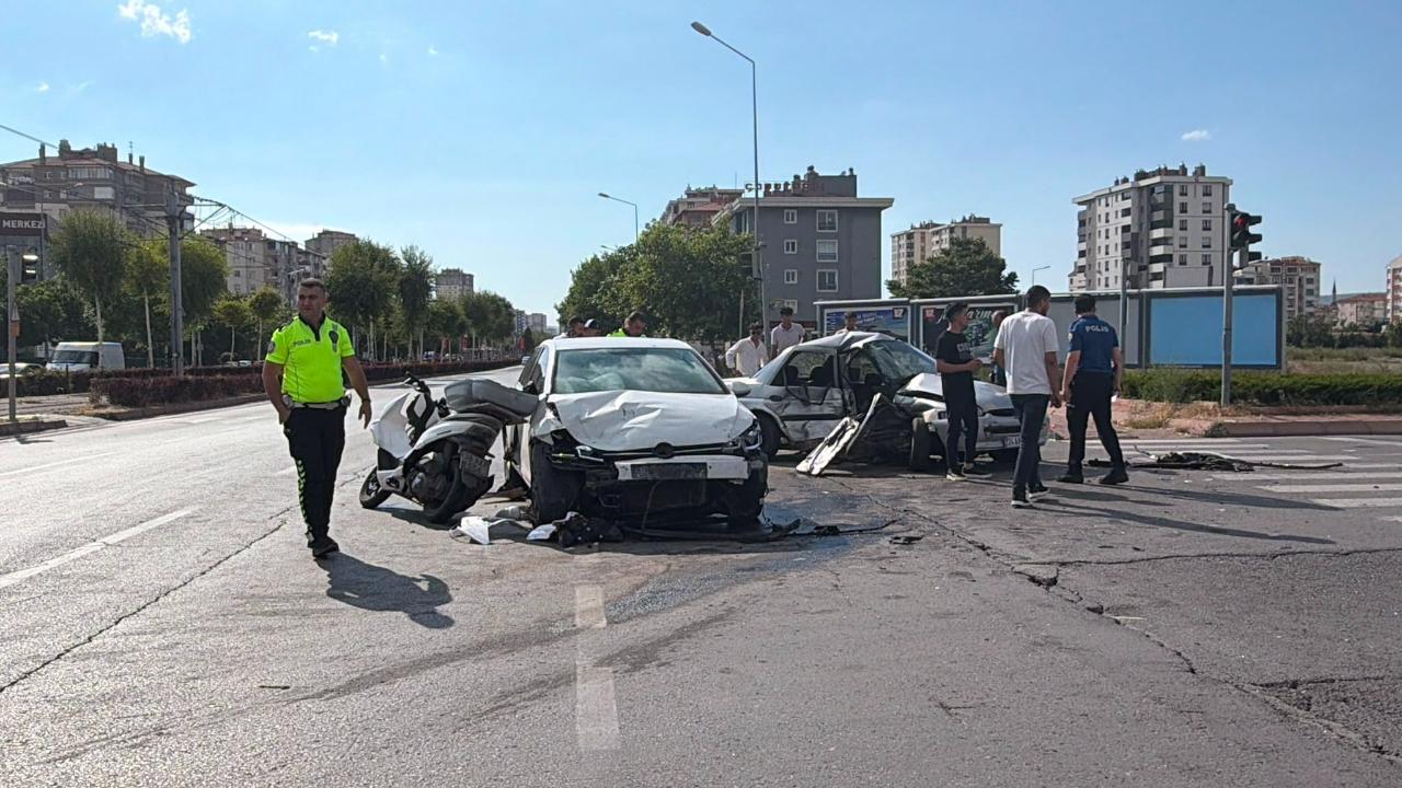 KAZADA OTOMOBİL KAĞIT GİBİ EZİLDİ: 5 YARALI