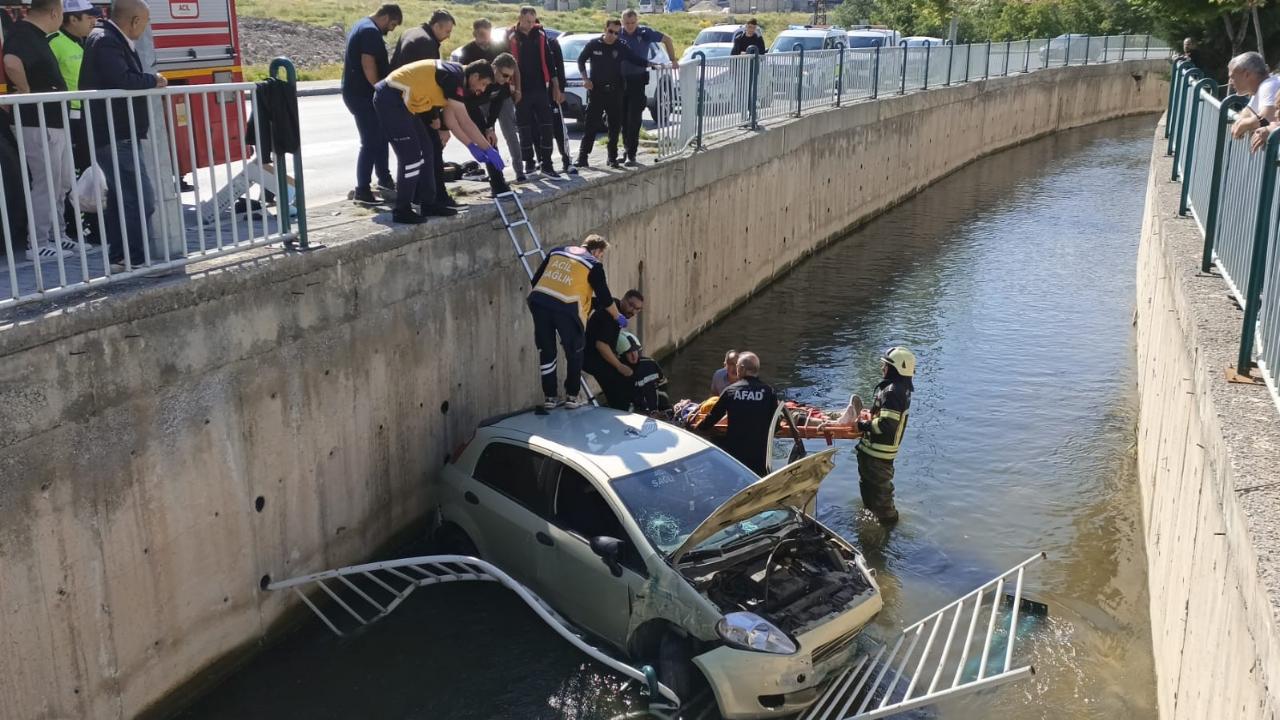 OTOMOBİL SULAMA KANALINA DÜŞTÜ