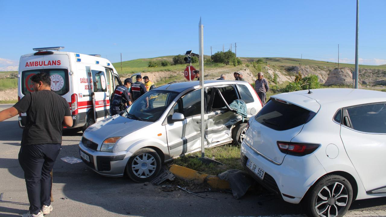 OTOMOBİLLER ÇARPIŞTI