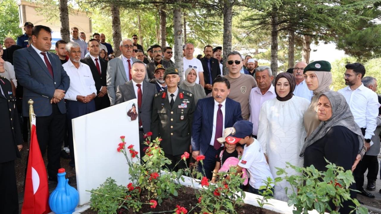 15 TEMMUZ ŞEHİDİ CENNET YİĞİT KABRİ BAŞINDA ANILDI