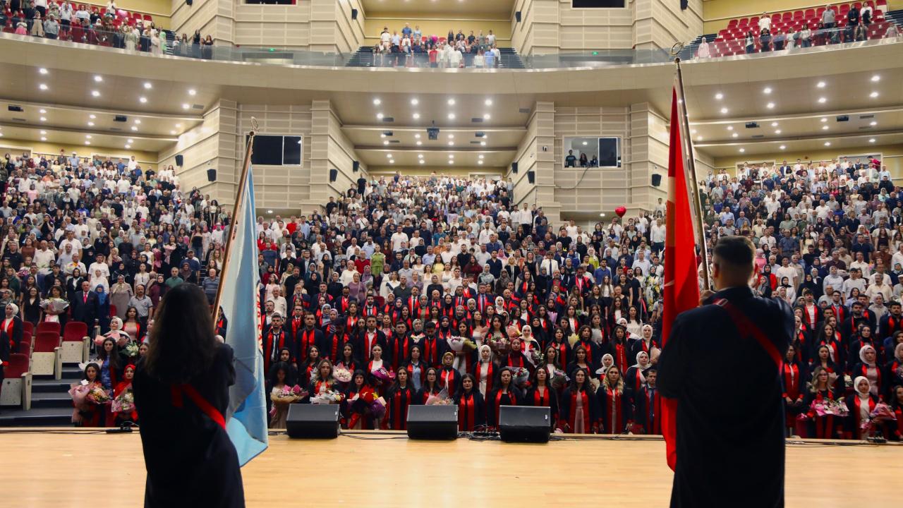 ERÜ EĞİTİM FAKÜLTESİ YENİ MEZUNLARINI VERDİ