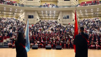 ERÜ EĞİTİM FAKÜLTESİ YENİ MEZUNLARINI VERDİ