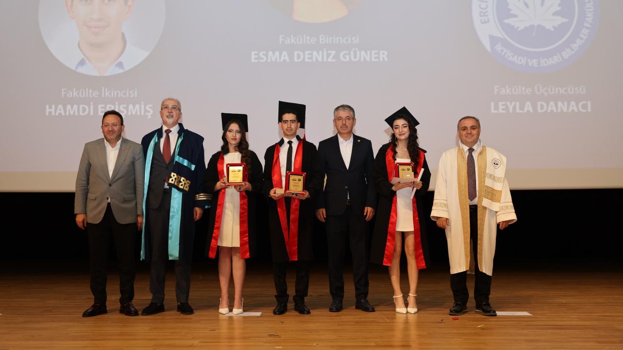 ERÜ İİBF 44. DÖNEM MEZUNLARINI VERDİ