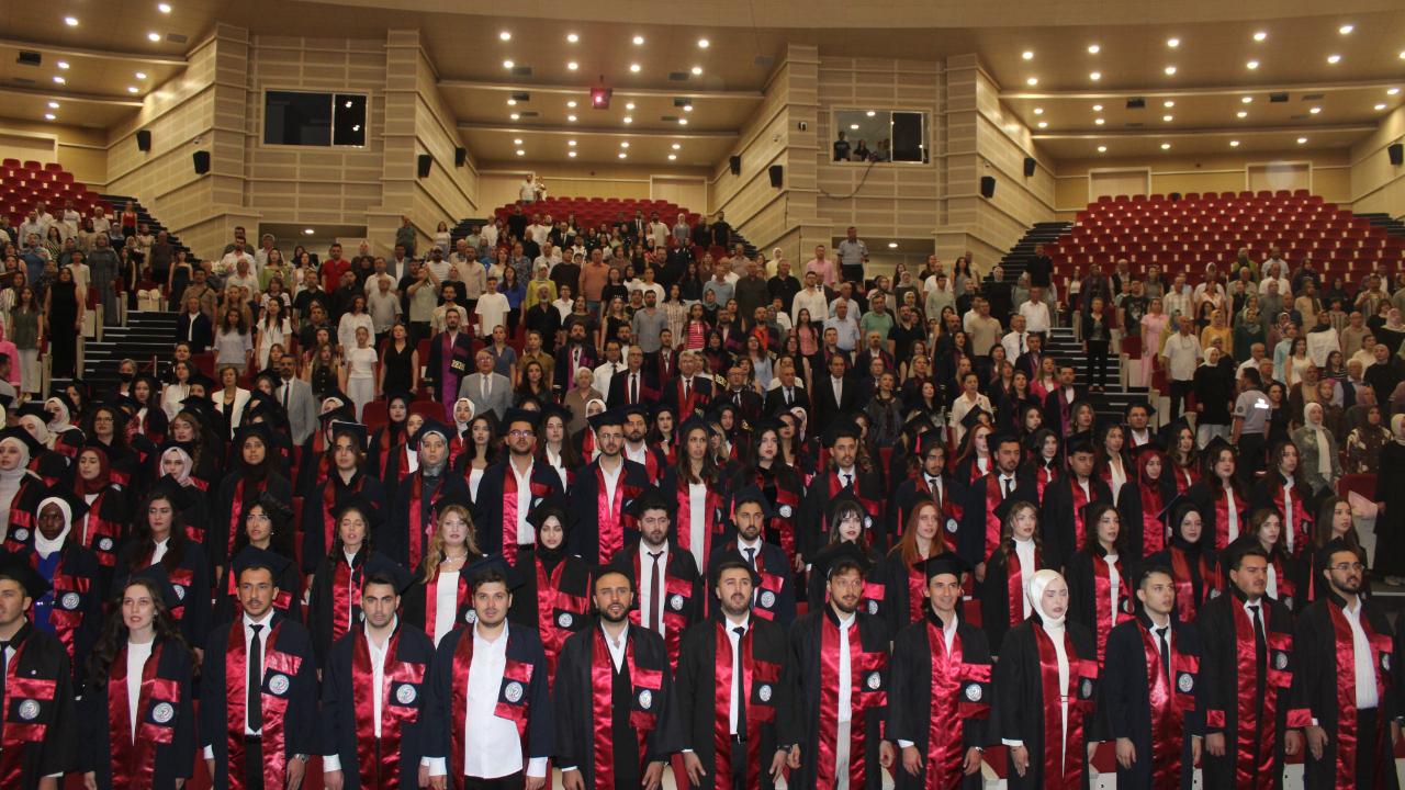 GENÇ ECZACILARIN MEZUNİYET SEVİNCİ