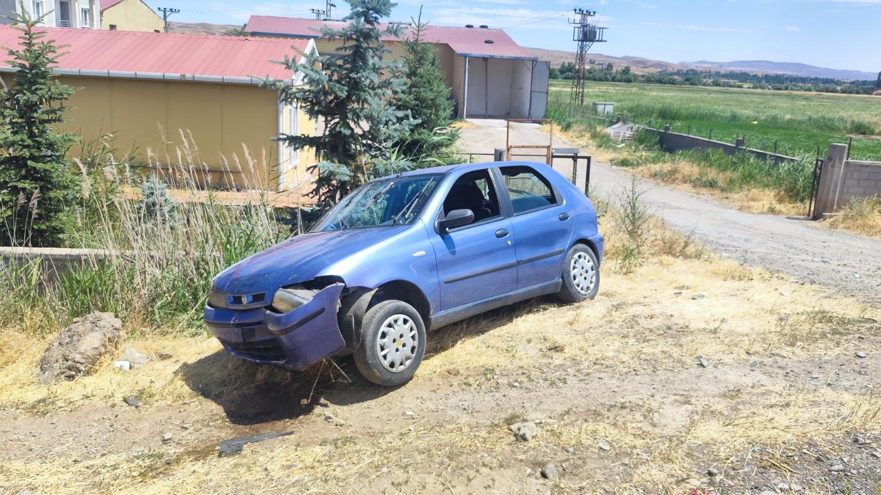 KONTROLDEN ÇIKAN OTOMOBİL BARİYERLERE ÇARPTI