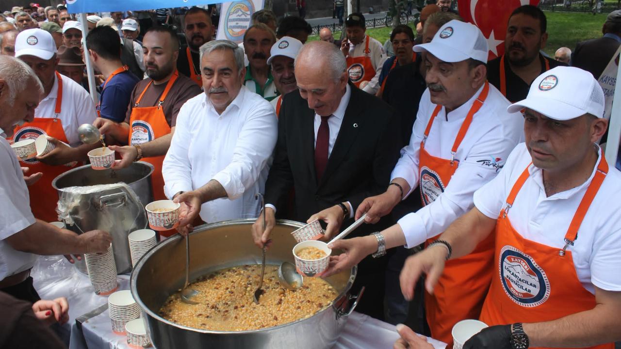 LOKANTACILAR VE PASTACILAR ODASI HUNAT CAMİİNDE AŞURE DAĞITTI