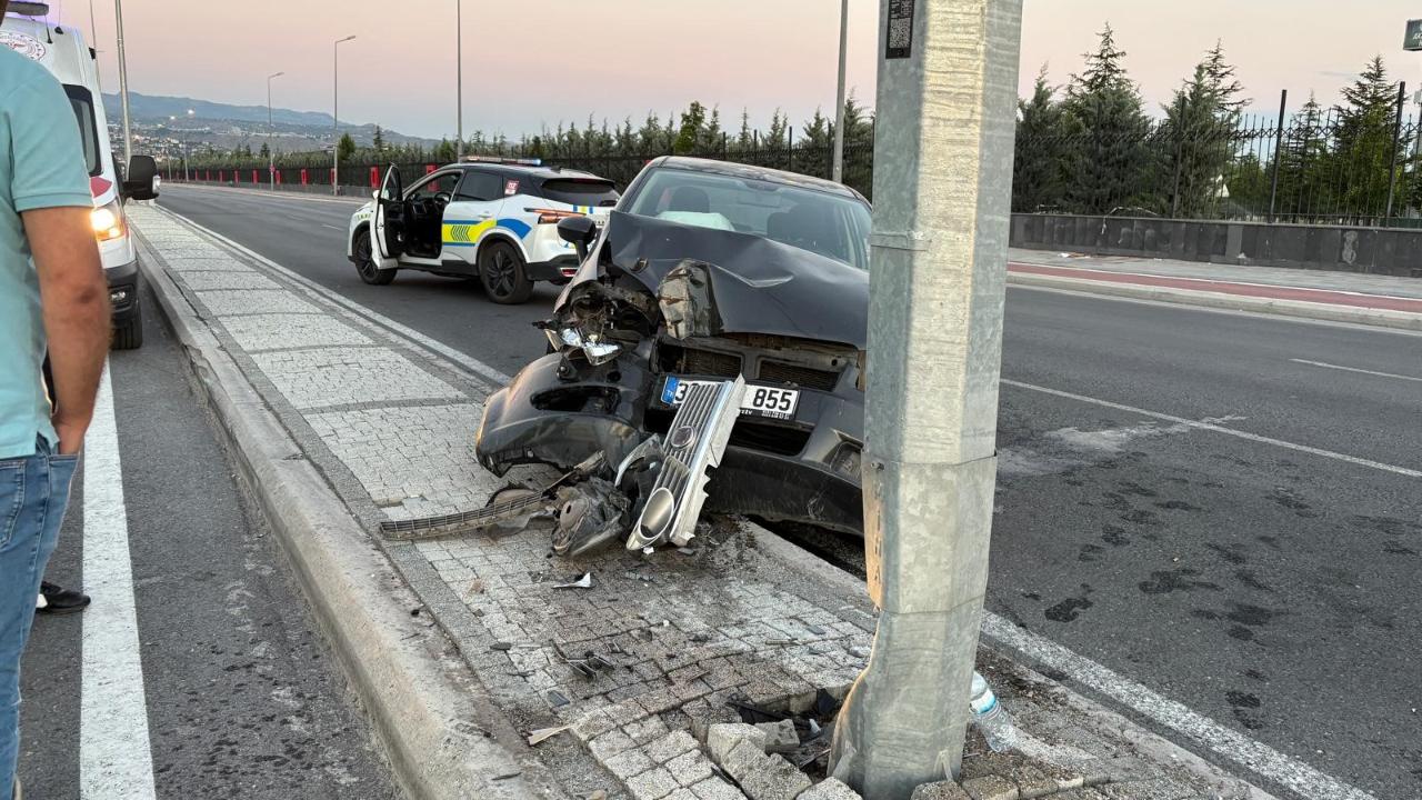 OTOMOBİL AYDINLATMA DİREĞİNE ÇARPTI: 1 YARALI