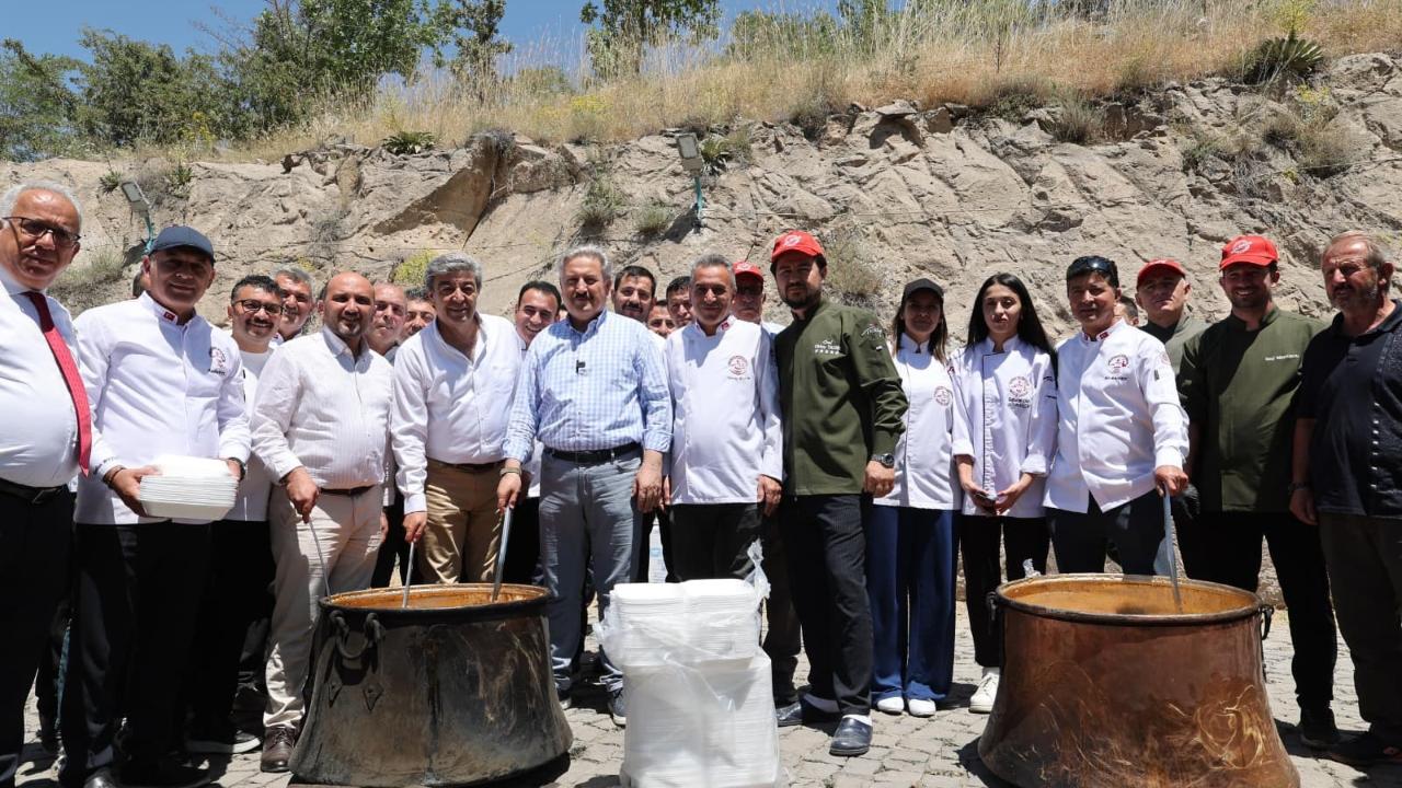 PİLAV ETKİNLİĞİ GÖNÜLLERİ BİR ARAYA GETİRDİ