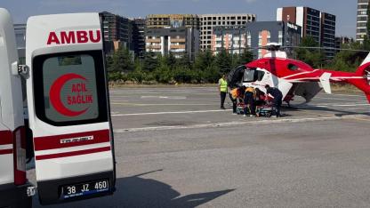 AMBULANS HELİKOPTER BEYİN KANAMASI GEÇİREN HASTA İÇİN HAVALANDI