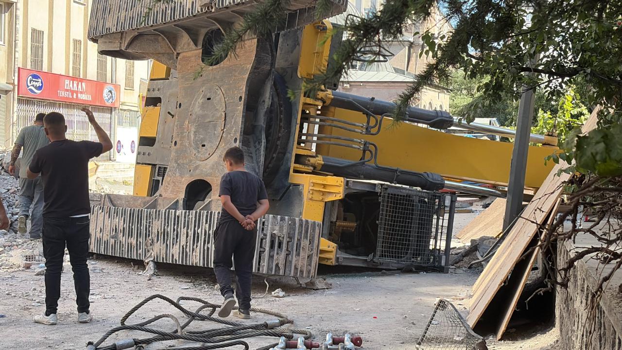 YIKIM ÇALIŞMASINDAKİ İŞ MAKİNESİ DEVRİLDİ