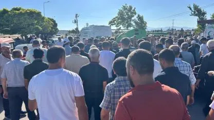 ŞÜPHELİNİN MİNİBÜSLE KAÇARKEN ÇARPTIĞI ŞAHIS TOPRAĞA VERİLDİ