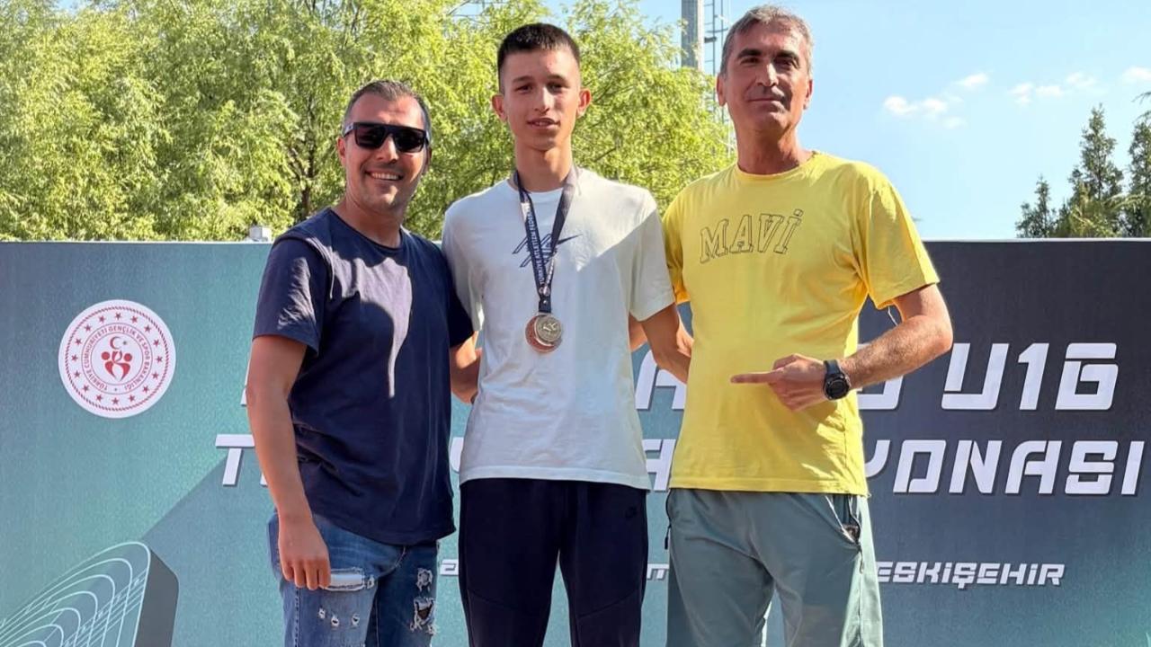 UZAĞ, YÜKSEK ATLAMADA TÜRKİYE ŞAMPİYONU OLDU