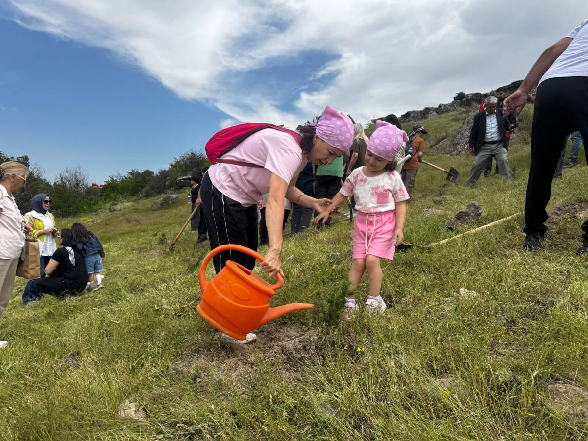 BÜYÜKŞEHİR, 300 FİDANI TOPRAKLA BULUŞTURDU
