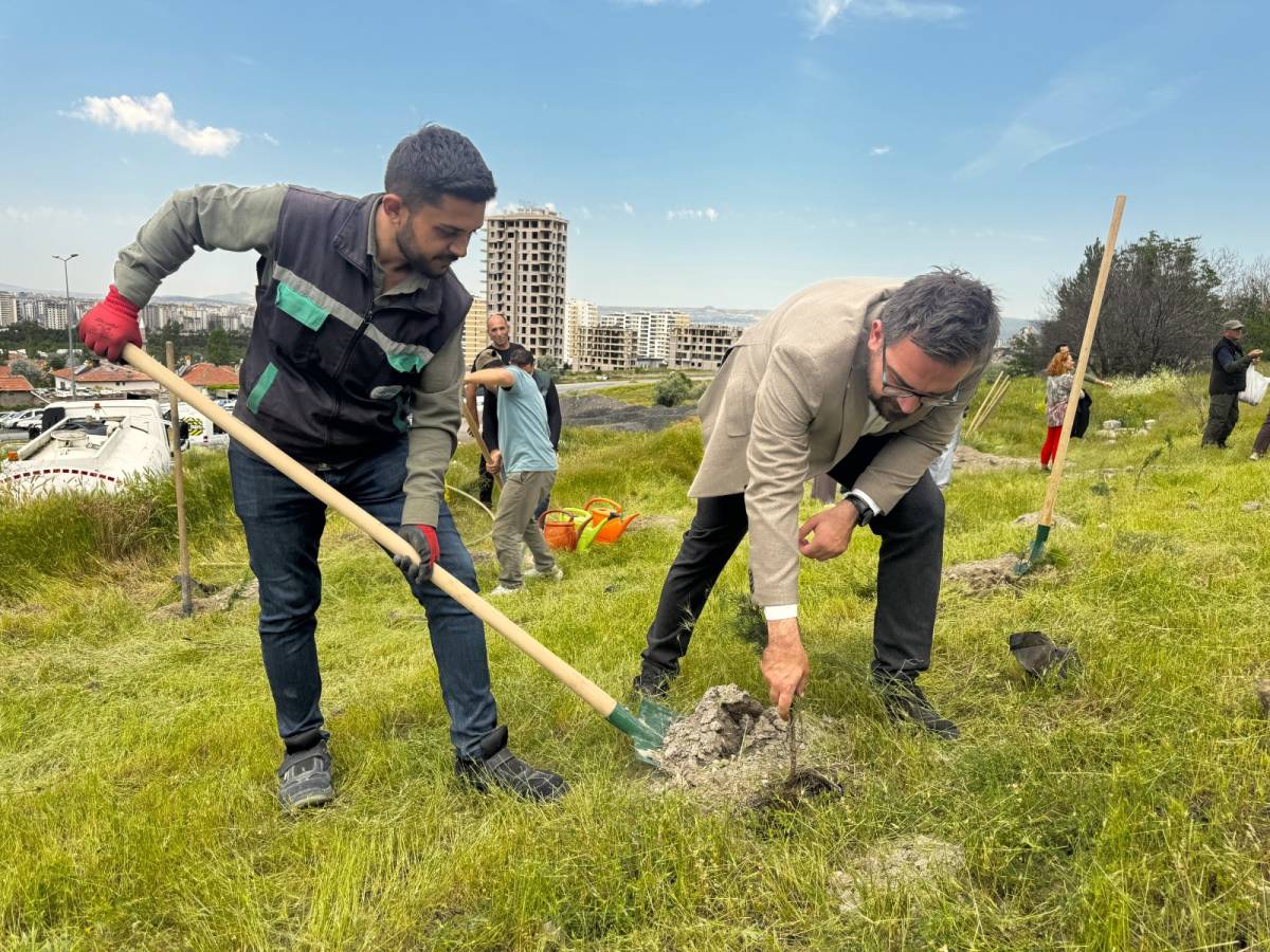 BÜYÜKŞEHİR, 300 FİDANI TOPRAKLA BULUŞTURDU