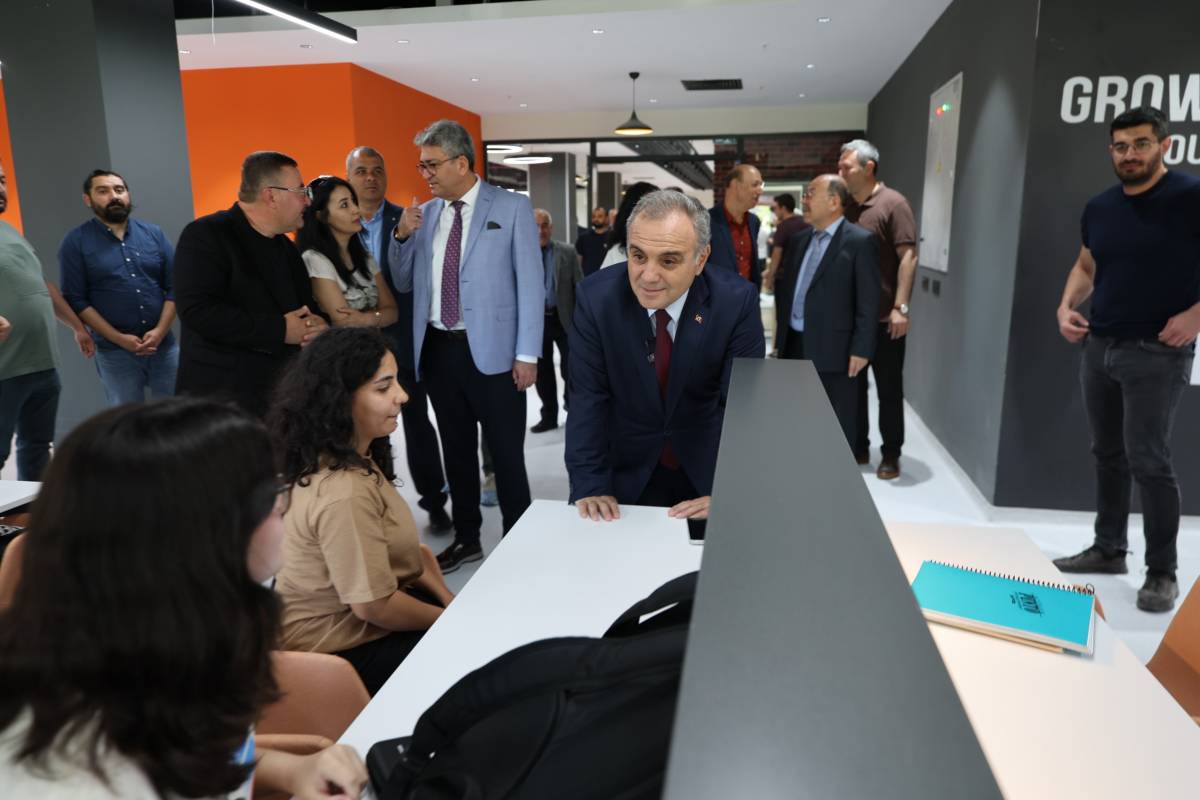 ERÜ’NÜN YENİLENEN KADİR HAS MERKEZ KÜTÜPHANESİ HİZMETE AÇILDI