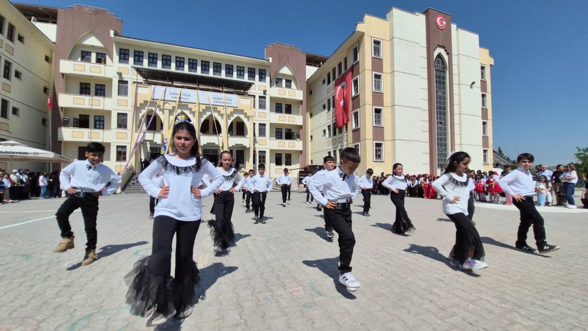 İLKOKUL ÖĞRENCİLERDEN 'YAZA MERHABA ŞÖLENİ'