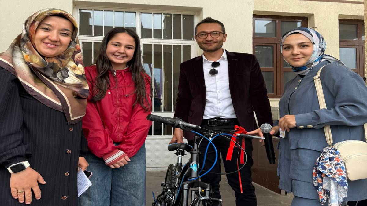 İLKOKUL ÖĞRENCİLERDEN 'YAZA MERHABA ŞÖLENİ'