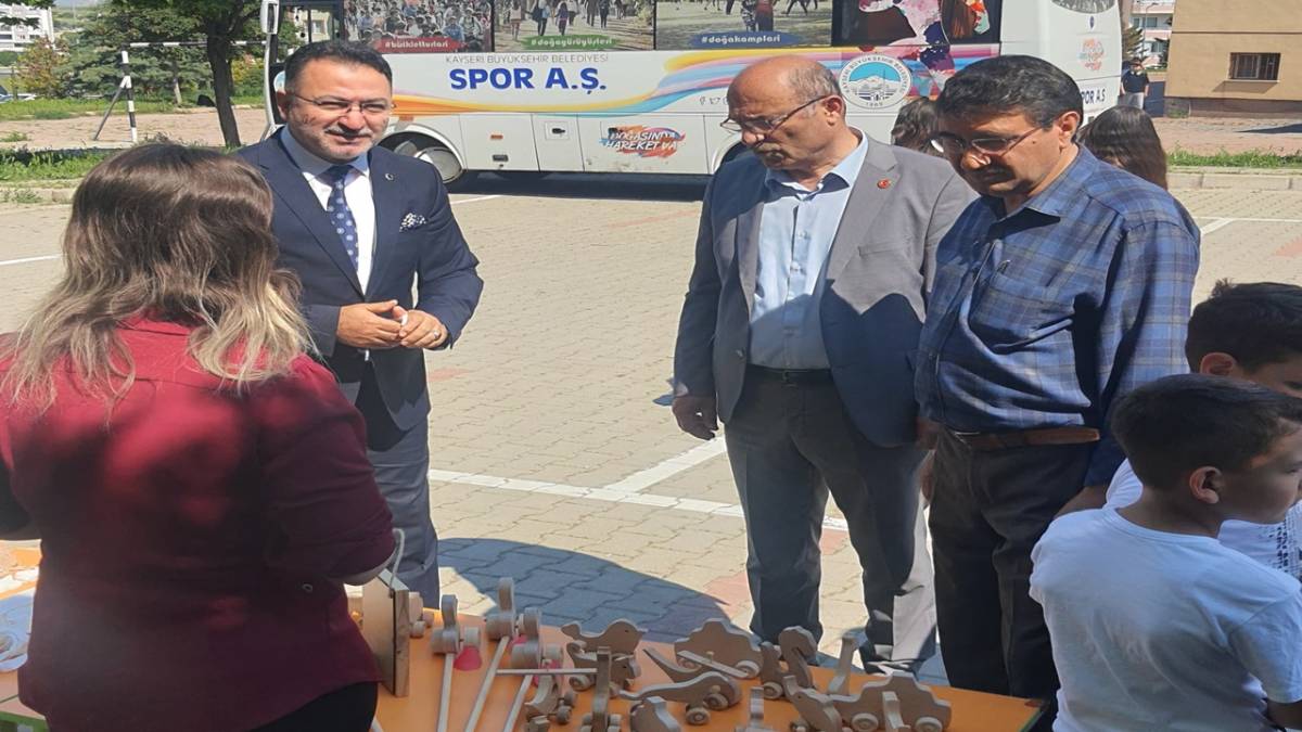 İLKOKUL ÖĞRENCİLERDEN 'YAZA MERHABA ŞÖLENİ'