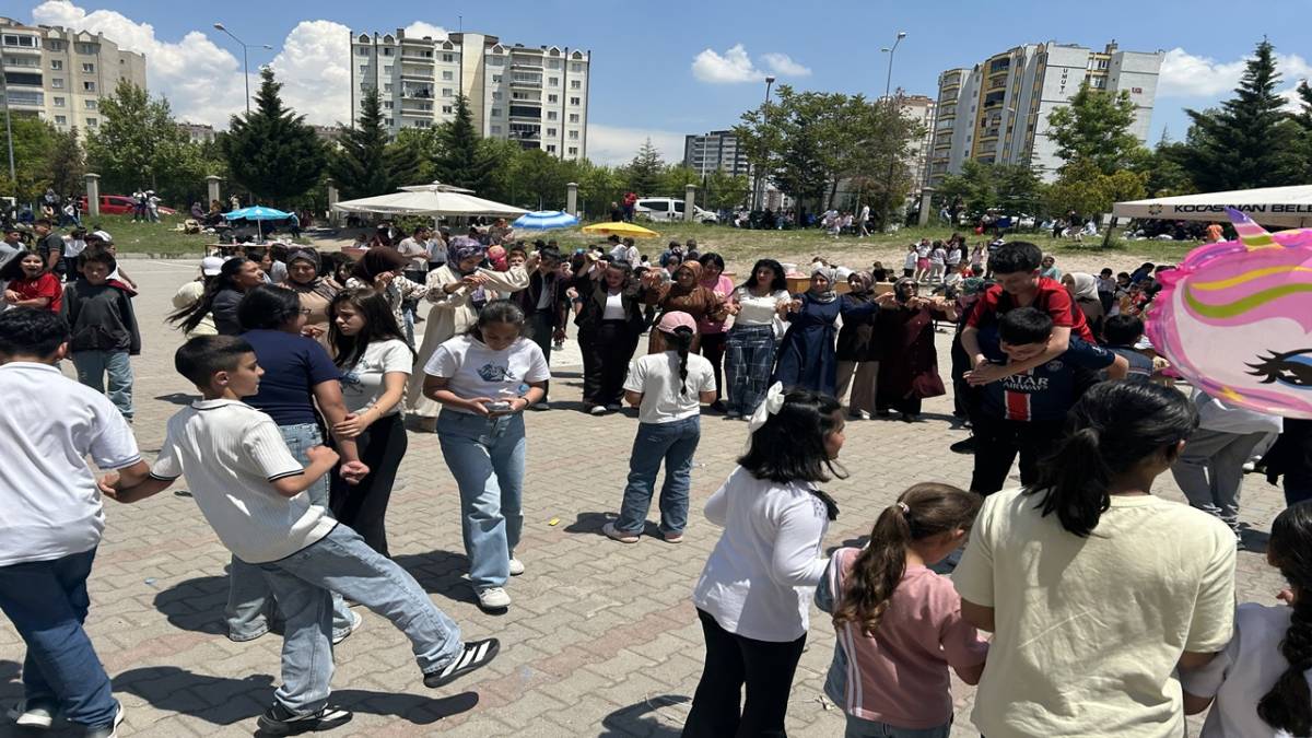 İLKOKUL ÖĞRENCİLERDEN 'YAZA MERHABA ŞÖLENİ'