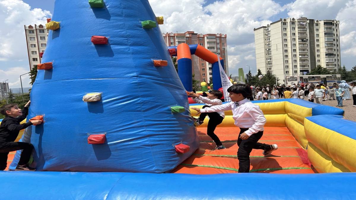 İLKOKUL ÖĞRENCİLERDEN 'YAZA MERHABA ŞÖLENİ'