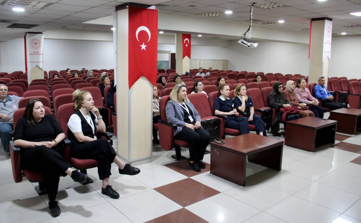 HASTANE PERSONELİNE 'CİLT KANSERİ FARKINDALIK EĞİTİMİ' VERİLDİ
