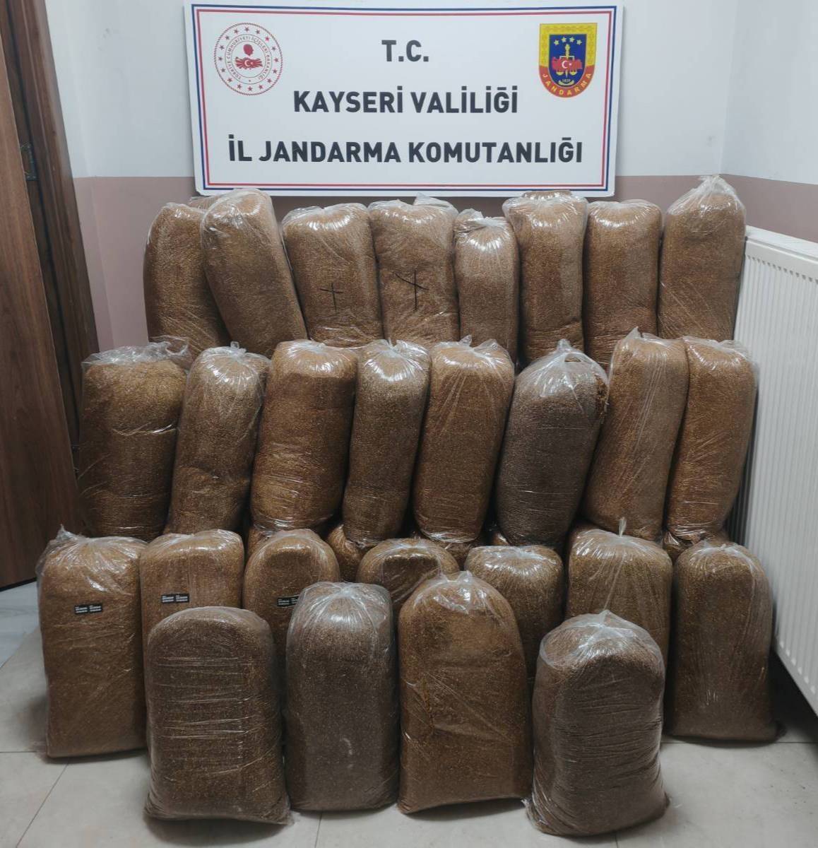 YOLCU OTOBÜSÜNDE 510 KİLO KAÇAK TÜTÜN BULUNDU