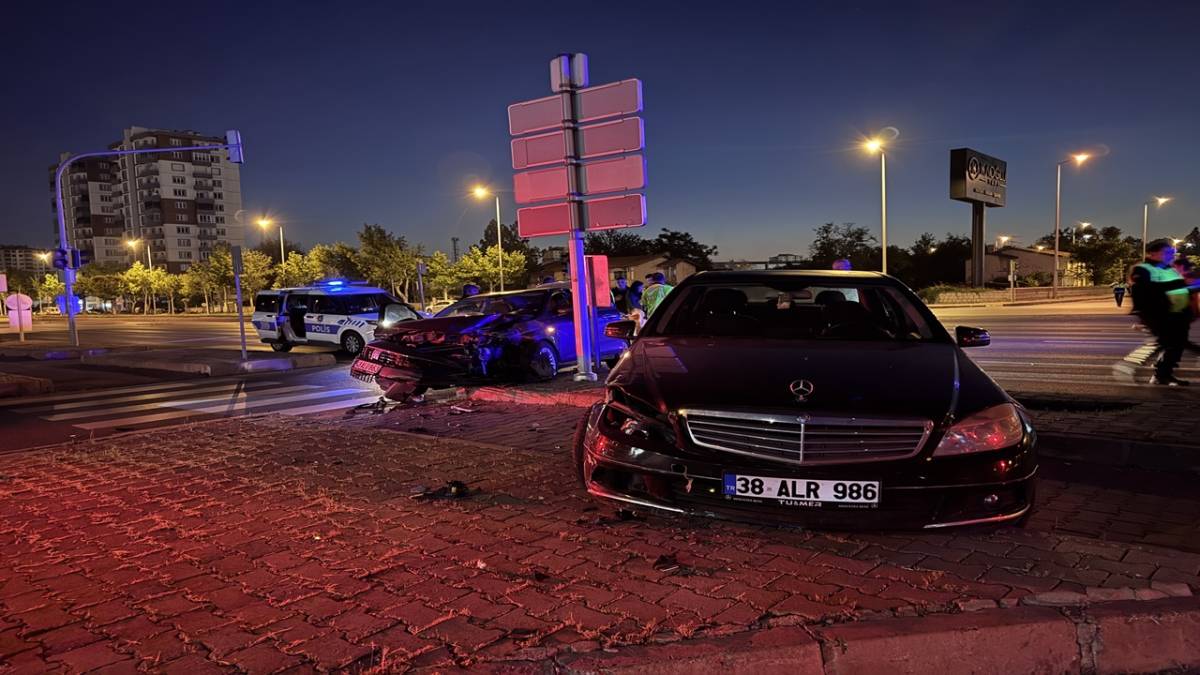 İKİ OTOMOBİL ÇARPIŞTI