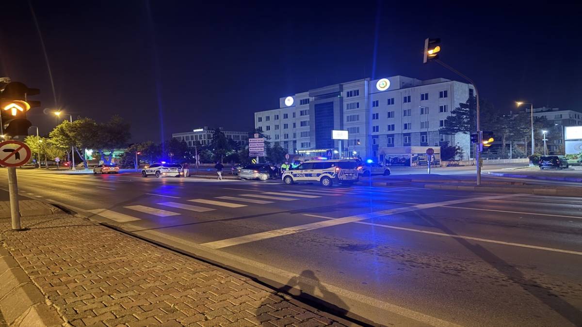 İKİ OTOMOBİL ÇARPIŞTI