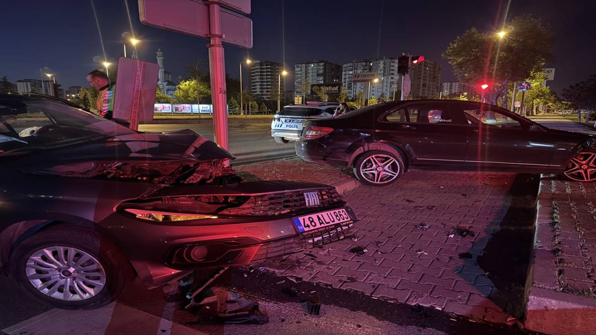 İKİ OTOMOBİL ÇARPIŞTI