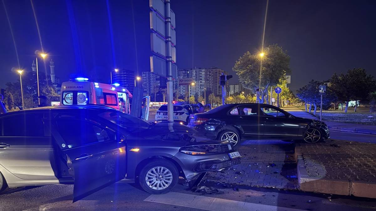 İKİ OTOMOBİL ÇARPIŞTI