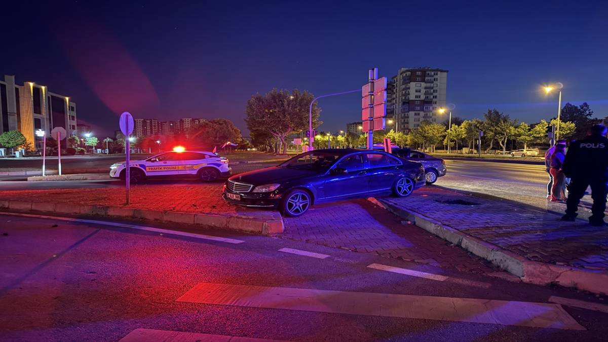 İKİ OTOMOBİL ÇARPIŞTI