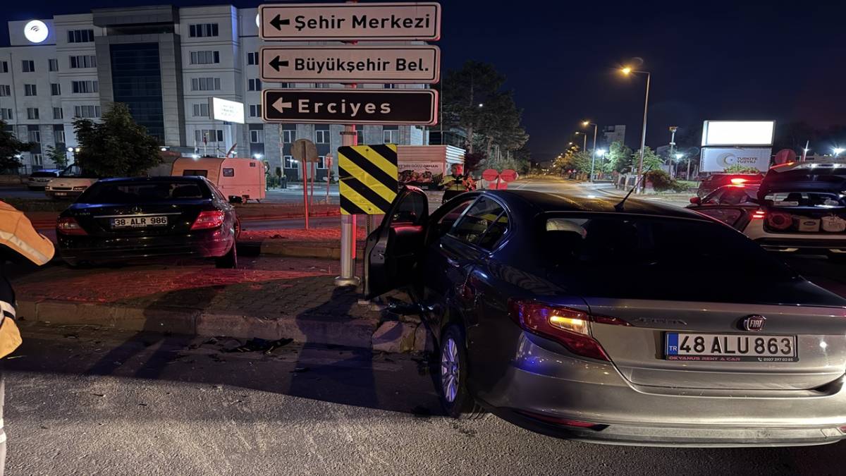 İKİ OTOMOBİL ÇARPIŞTI