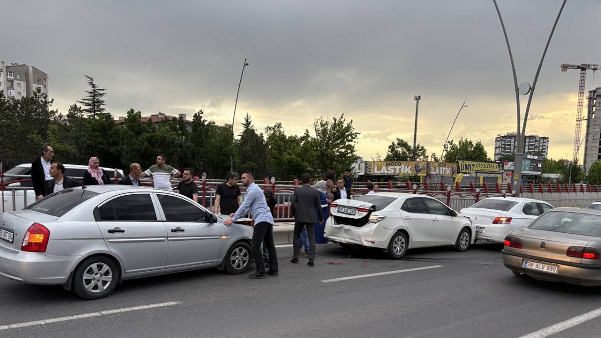 4 OTOMOBİL ÇARPIŞTI