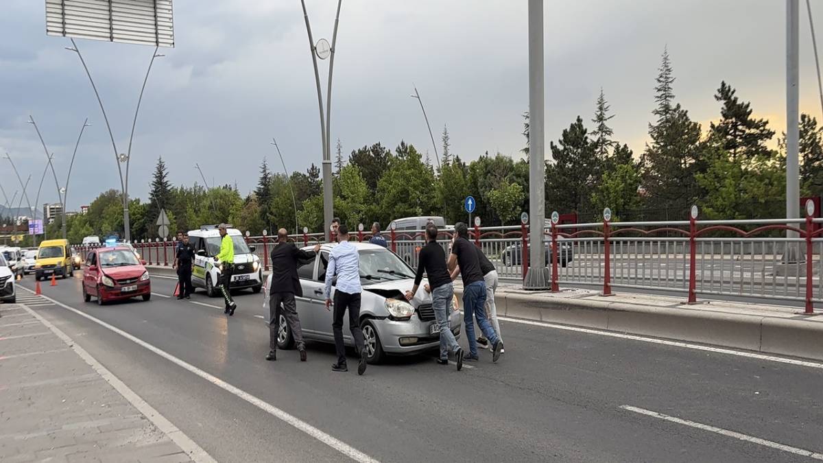 4 OTOMOBİL ÇARPIŞTI