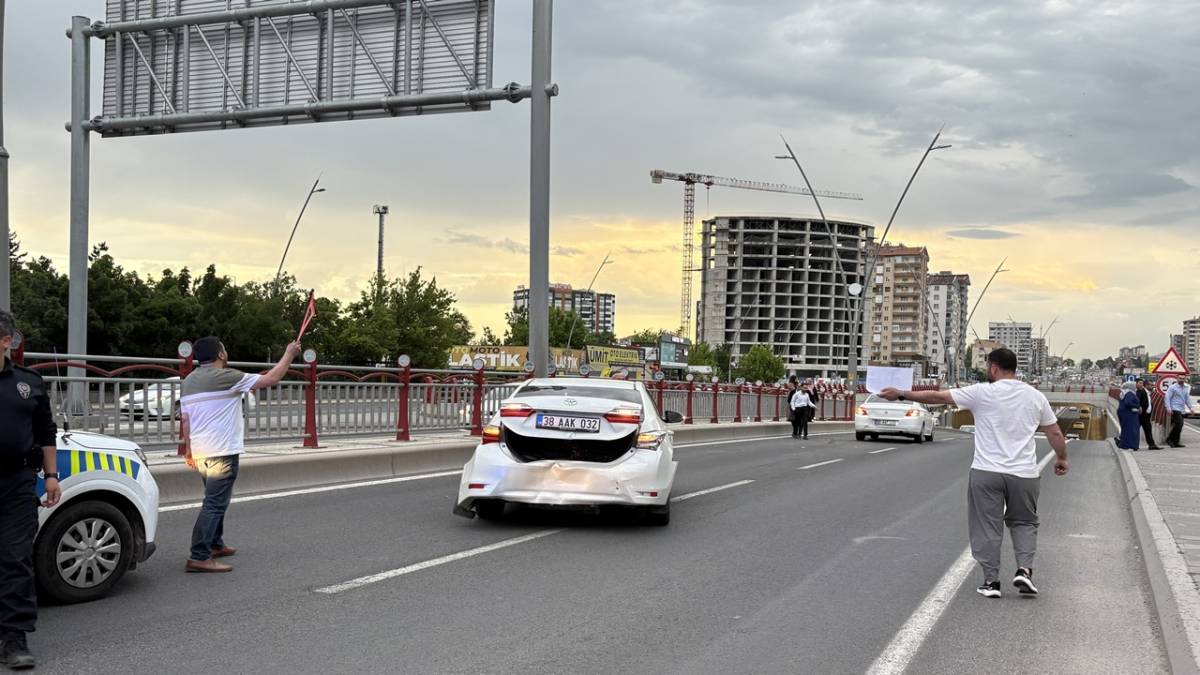 4 OTOMOBİL ÇARPIŞTI